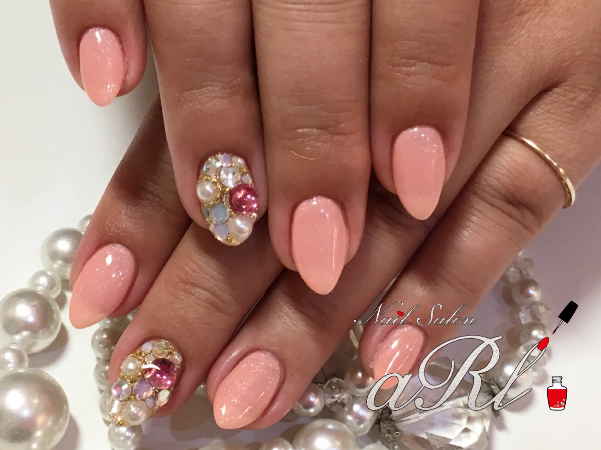 春らしく♪サーモンピンクでビジューネイル☆ ｜ 表参道駅すぐ！口コミ